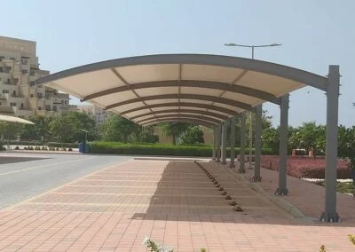 مظلة سيارات مقوسة على طريق
