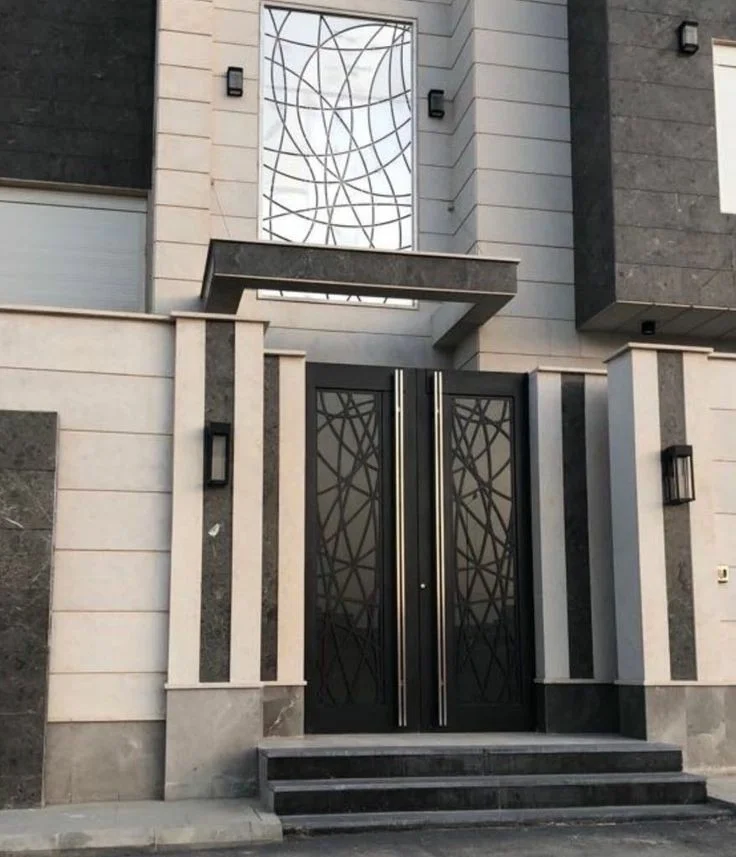 باب حديد مزدوج بنقشة خطوط متقاطعة