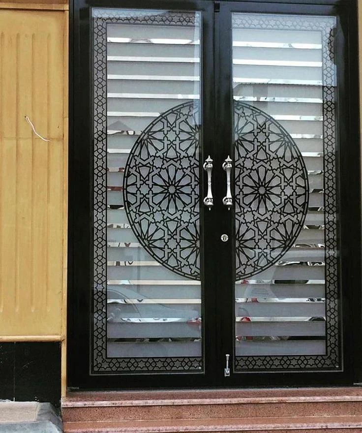 باب حديد زجاجي بنقشة إسلامية دائرية