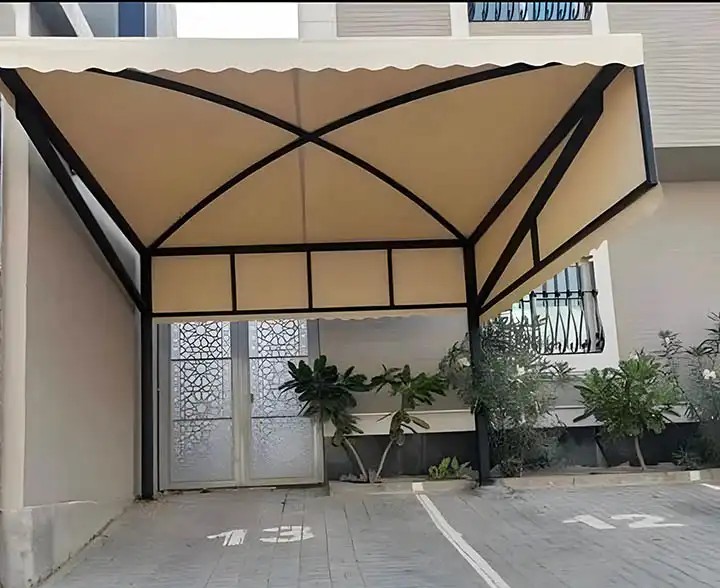 مظلة جملونية عند مدخل باب مزخرف