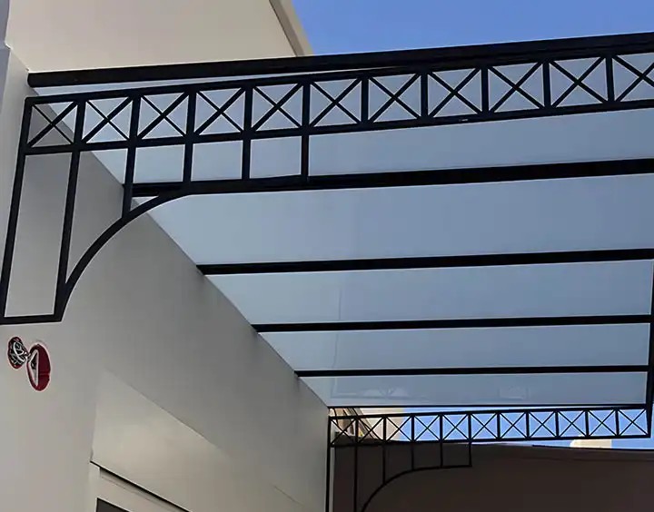 مظلة بهيكل حديد متقاطع عند المدخل