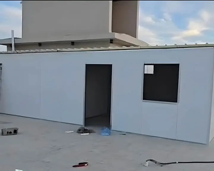 جدار ساندوتش بانل أثناء التنفيذ