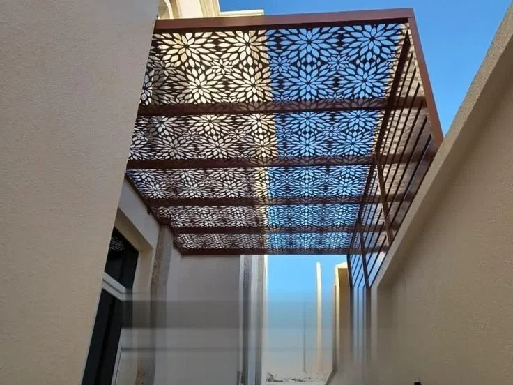 برجولة بقص ليزر بنقشة زخرفية