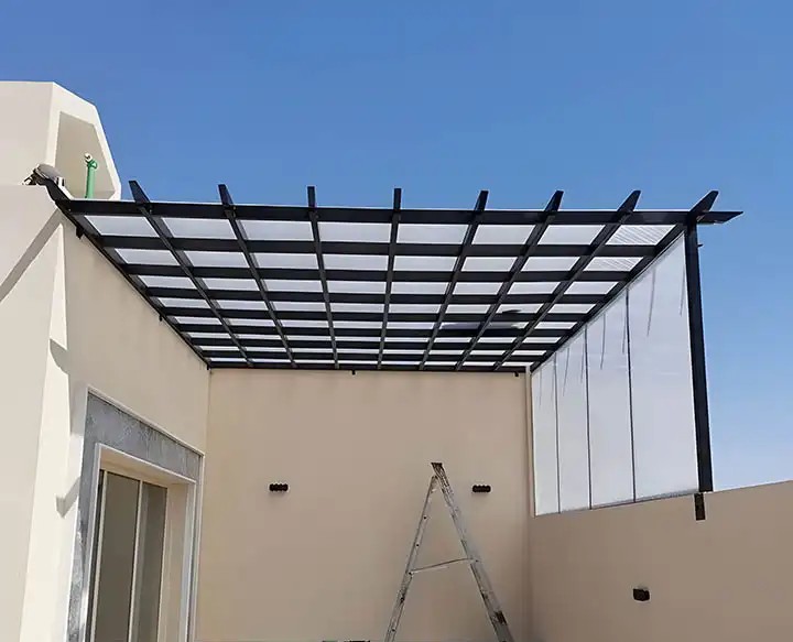 برجولة بسقف شبكي