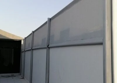 ساتر رمادي على سطح