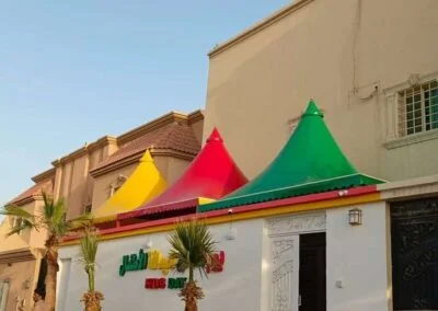 مظلات مخروطية ملونة عند مدخل مدرسة