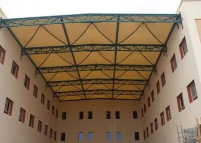 مظلة ساحة مدرسة بين المباني