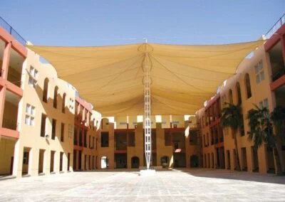 مظلة ساحة مدرسة واسعة
