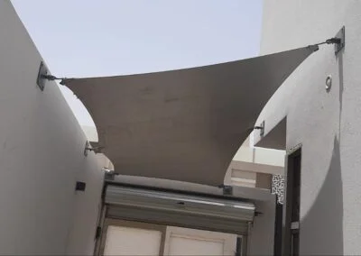 مظلة شد إنشائي على ممر